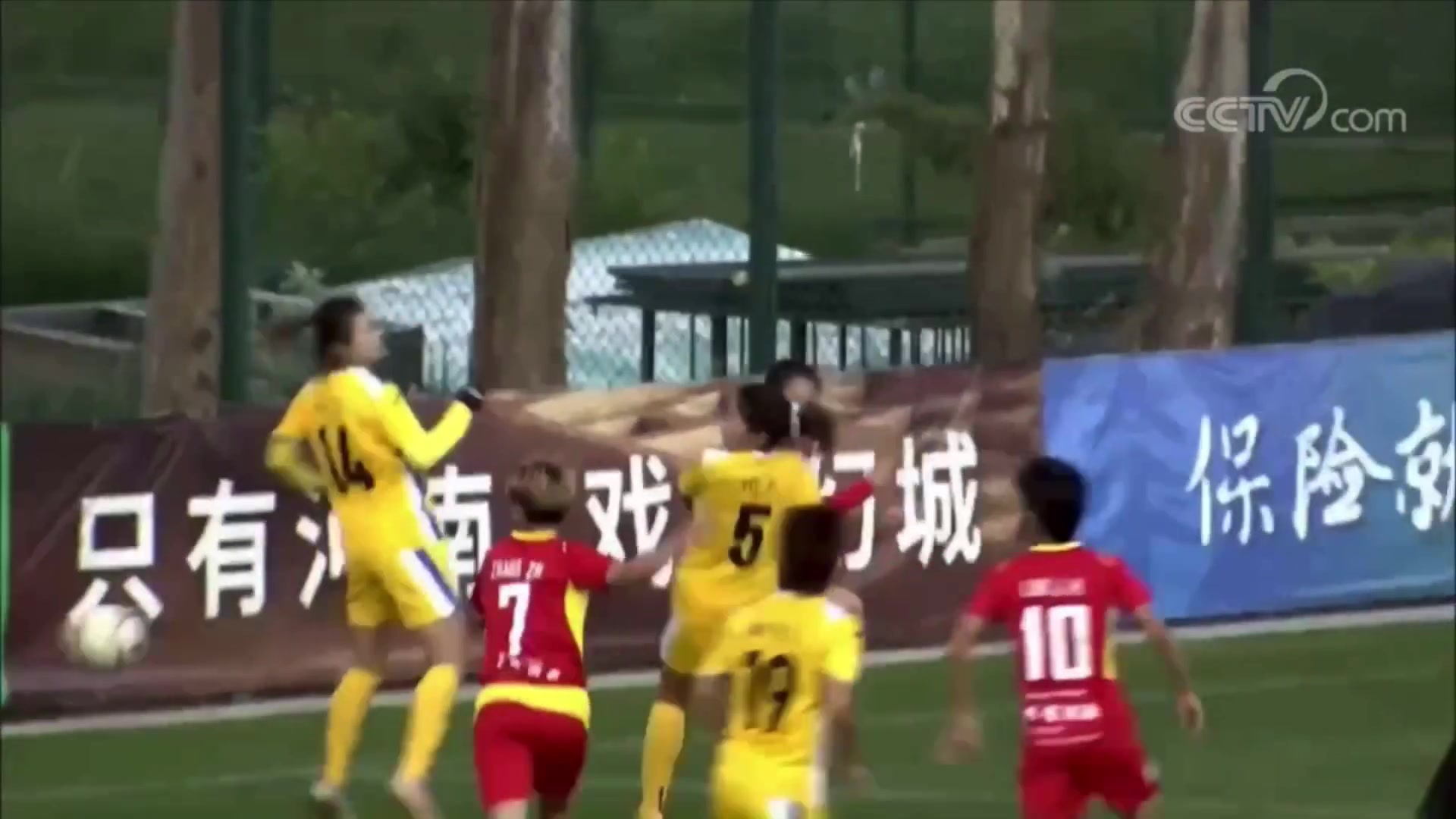 超級巨大女超聯賽名場面門將未開出門球被對手反搶絕平