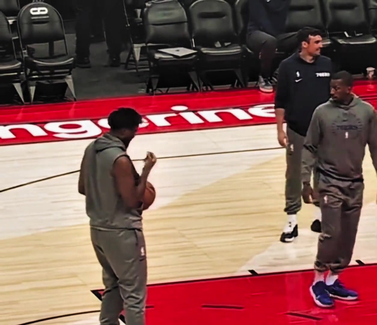 挺獵奇呀恩比德摳完腚手放鼻子上聞隨后罰球