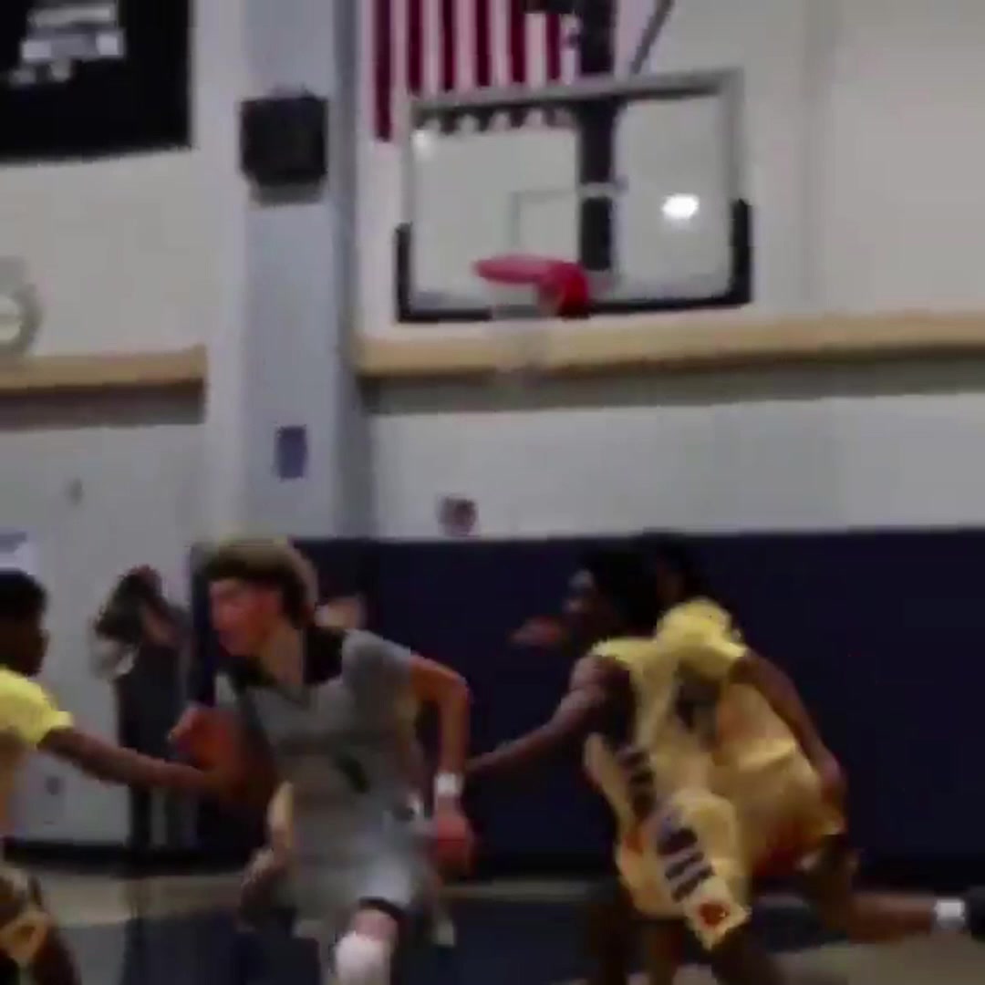 天賦盡顯鮑爾高中時在五人包圍網中命中三分