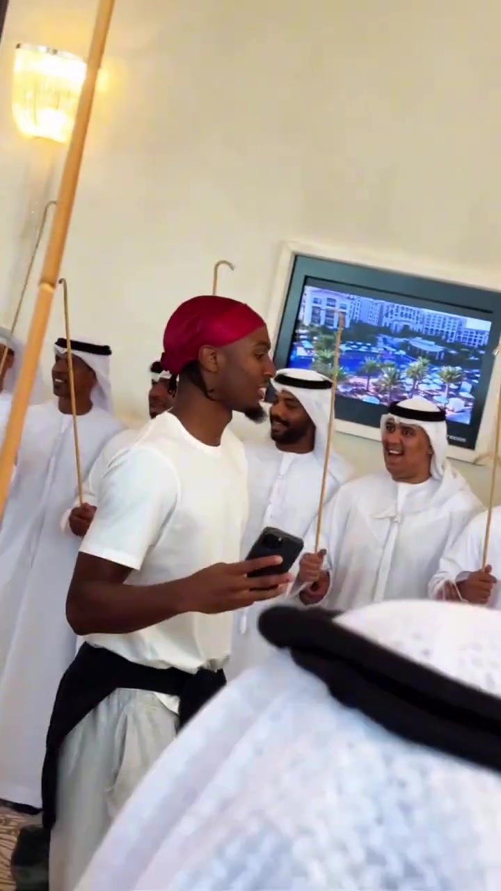 76人全隊(duì)抵達(dá)阿布扎比參加NBA季前賽 保羅喬治穿搭太帥了