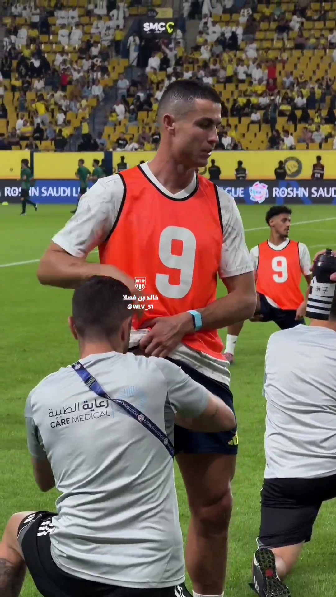 我也想摸摸摸C羅賽前竟然有人專門(mén)按摩大腿肌肉